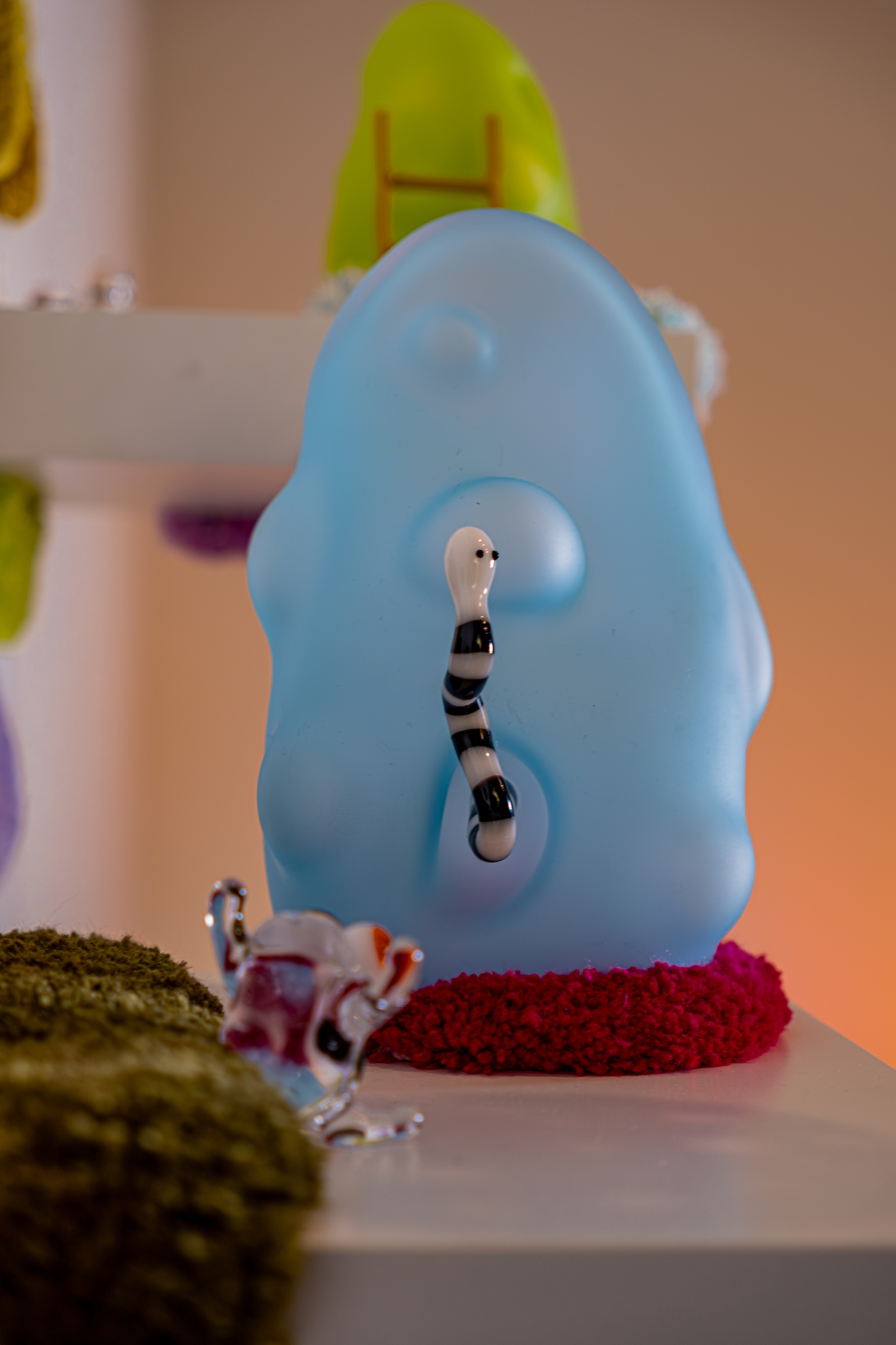 OMG, c'est crazy, monde miniature en verre, montagne bleu, vue de proche