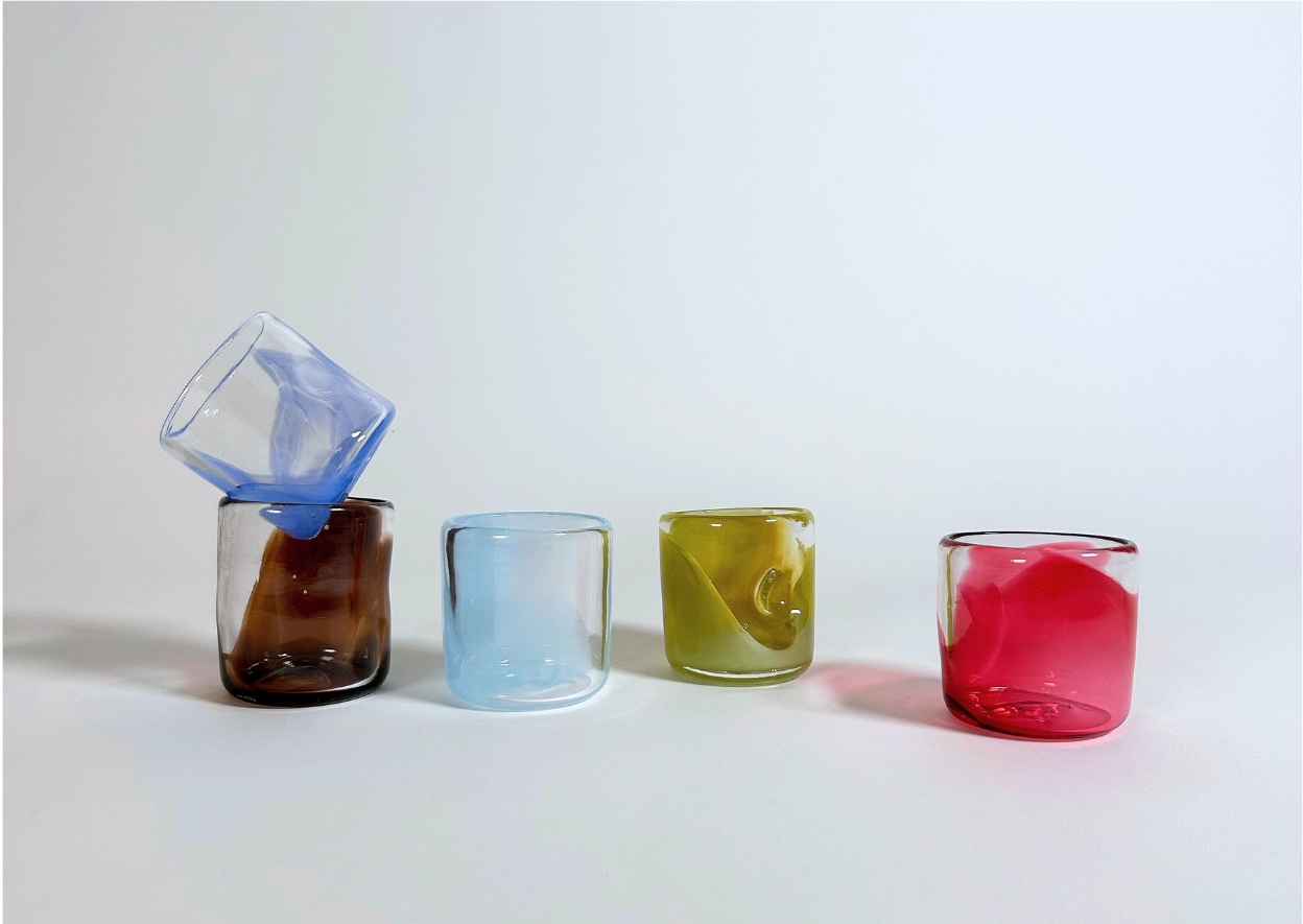 Tasses à espresso en verre soufflé coloré artisanal sur fond blanc, vue de face.