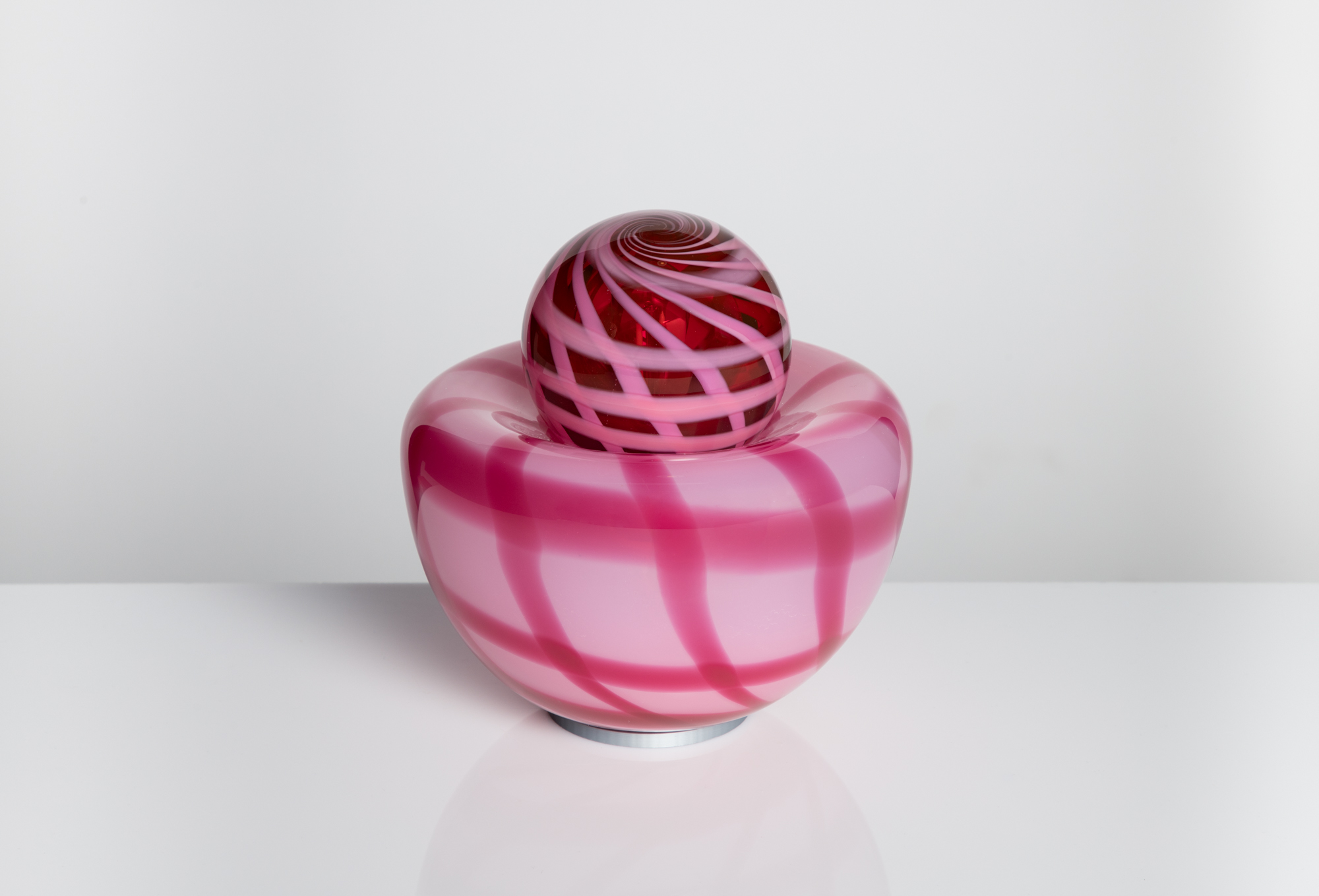 Lampe de table rose quadrillé, en verre soufflé artisanale sur un fond blanc, vue de face.