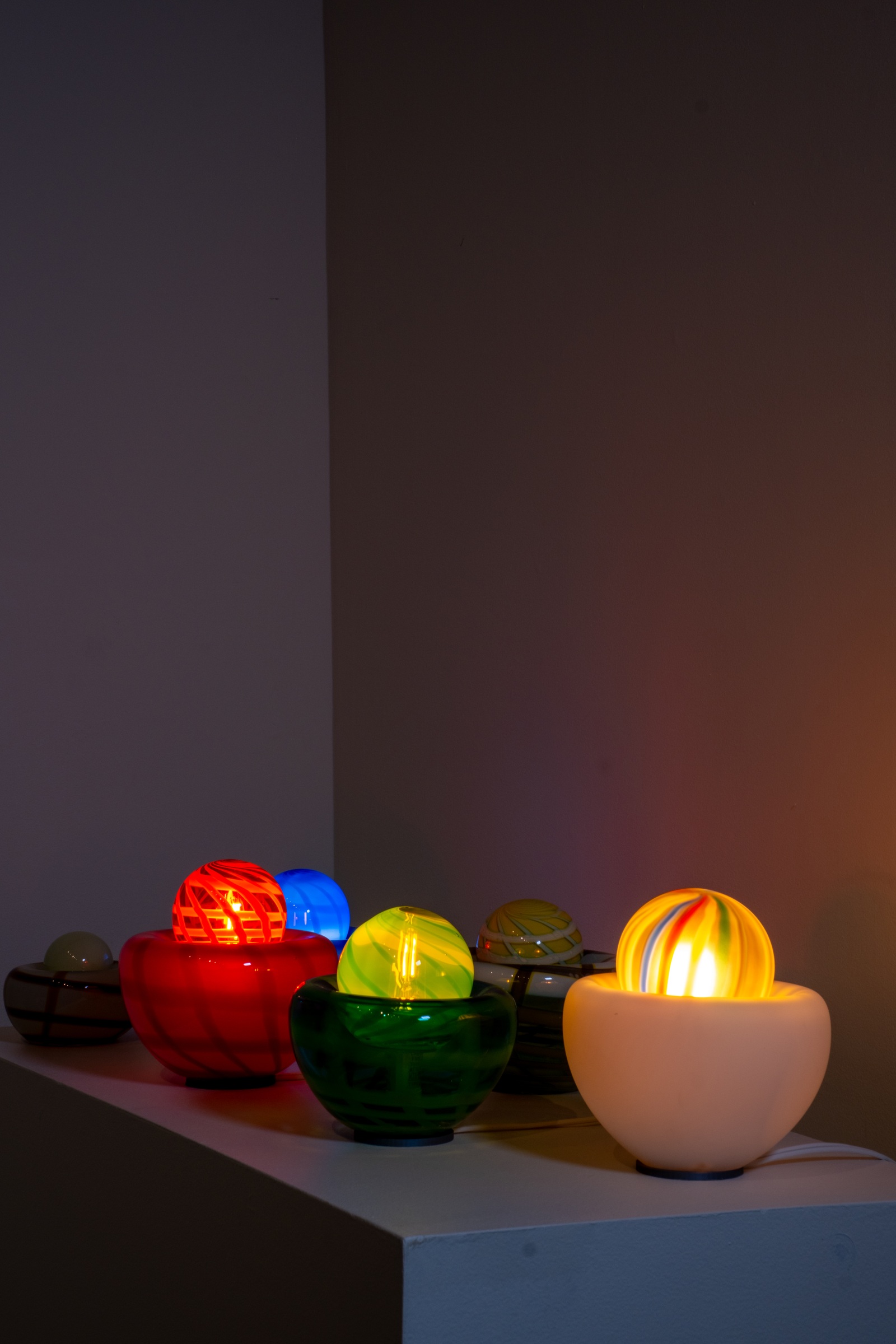 Lampe de table muticolore quadrillé, en verre soufflé artisanale, vue d'ensemble.