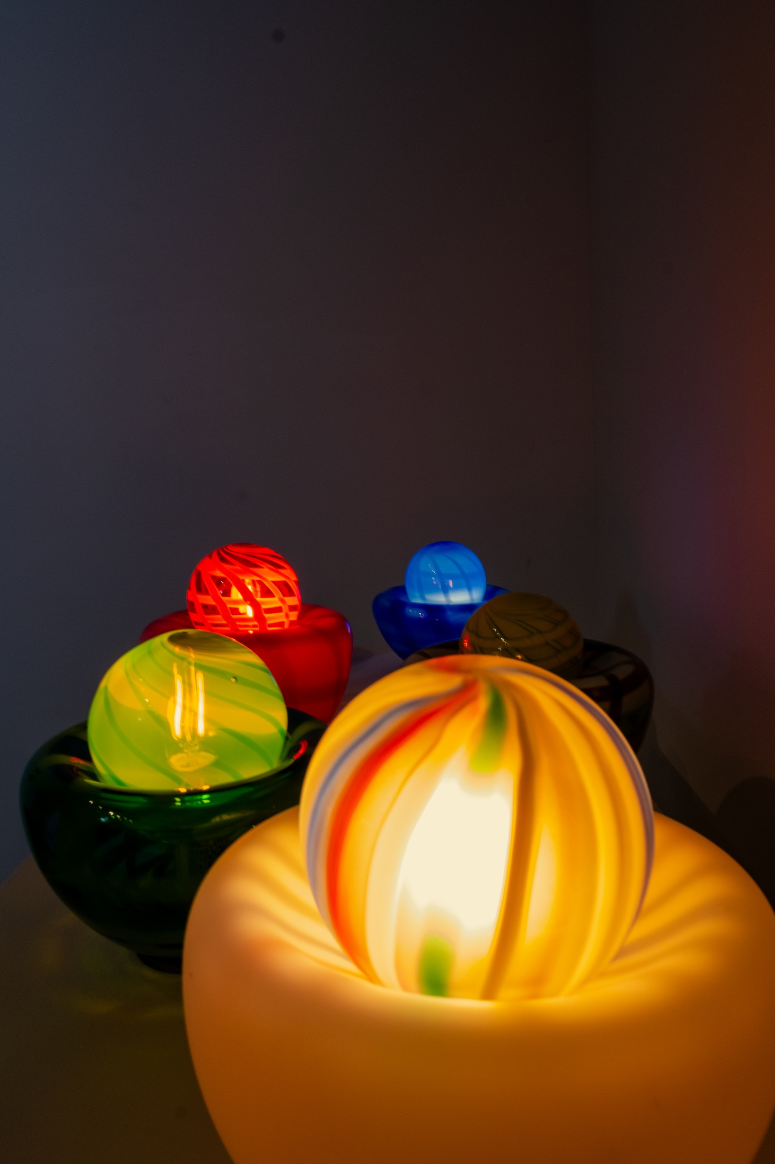 Lampe de table muticolore quadrillé, en verre soufflé artisanale, vue de dessus.