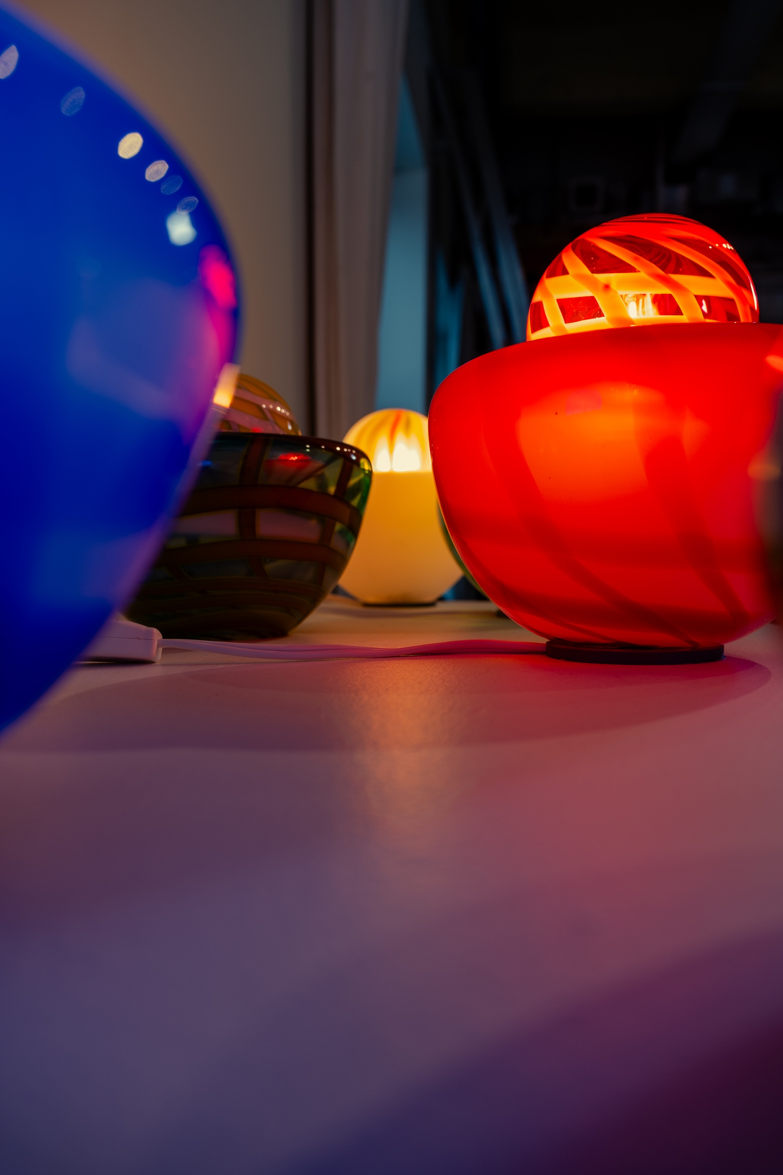 Lampe de table muticolore quadrillé, en verre soufflé artisanale, vue de dessous.