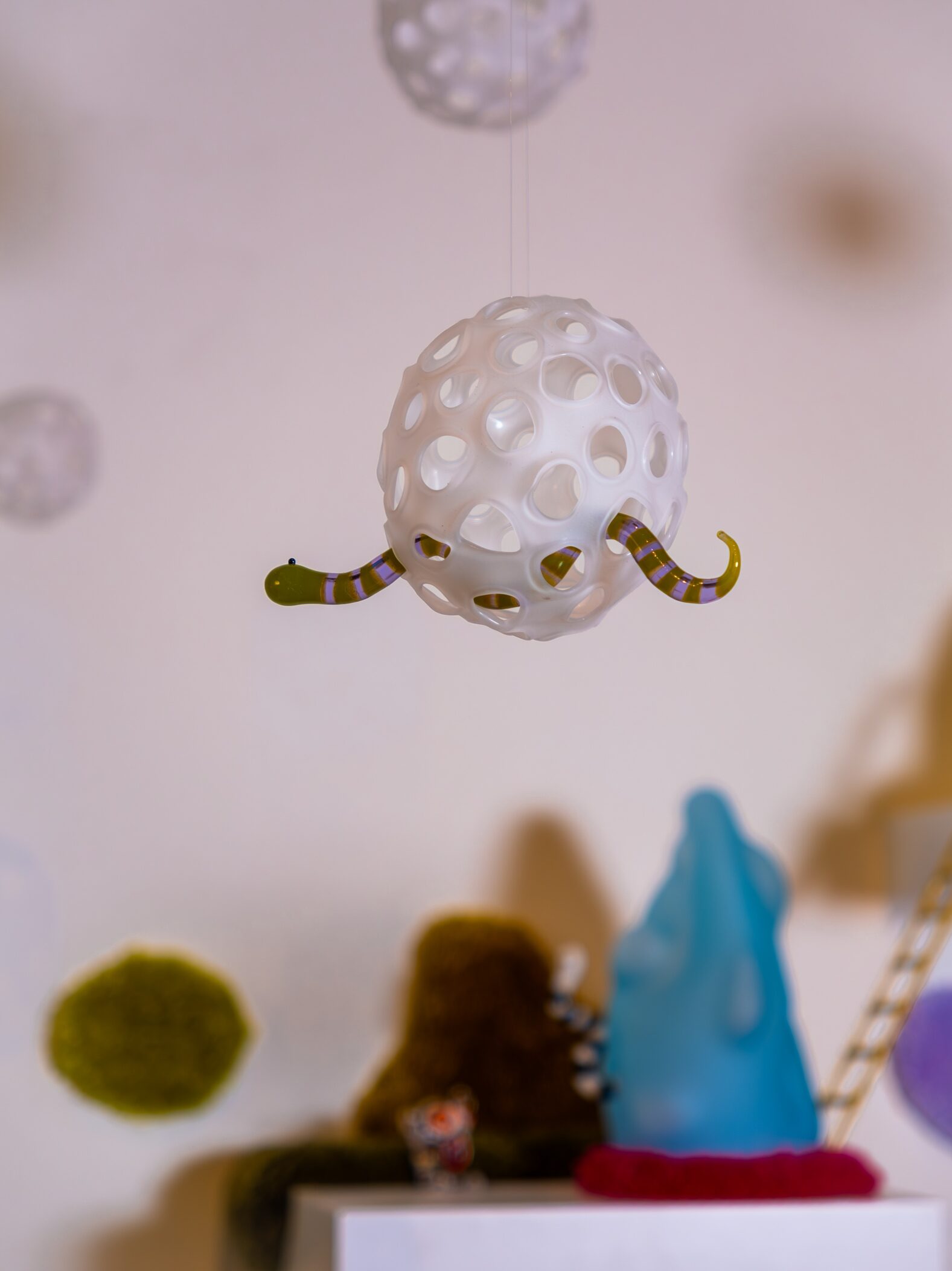 OMG, c'est crazy, monde miniature en verre, sphère, vue de proche