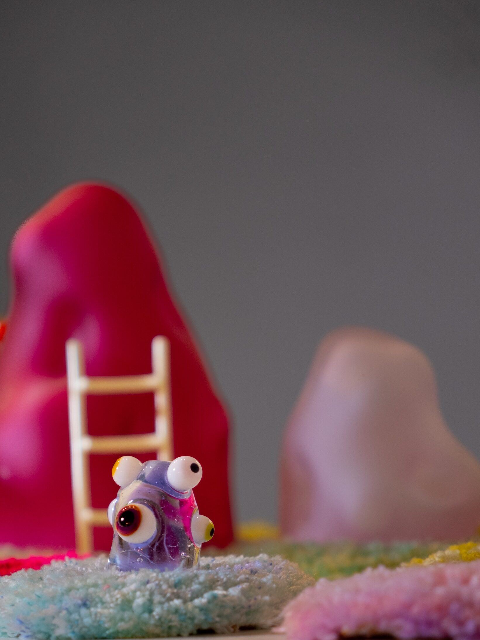 OMG, c'est crazy, monde miniature en verre, figurine mauve yeux , vue de proche